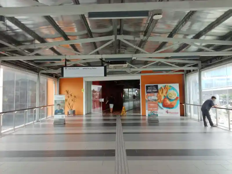 Going to the blues shop from mrt station
