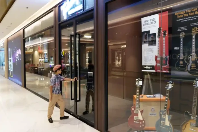 Visiting Gibson guitar Avenue